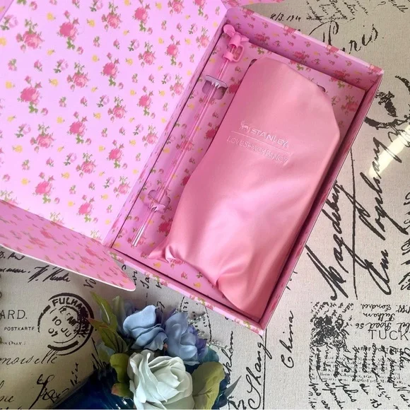 NWT Stanley 1913 x LoveShackFancy H2.0 FlowState Quencher in Ibiza Sunset - 40oz - Picture 11 of 14